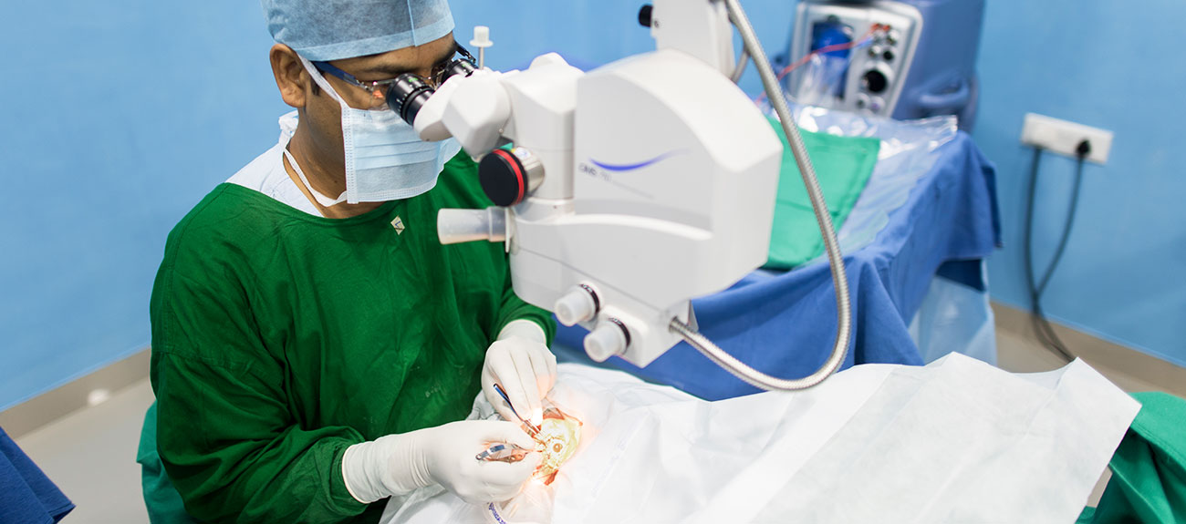 Cataract Surgery of Padma Shri Karimul Haque by Dr. Swarup Kr. Roy